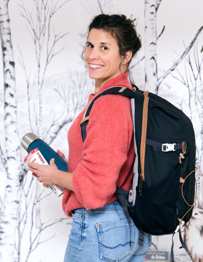 photographie heloise godde illustratrice lifestyle travel avec sac à dos et guide de voyage dans les mains