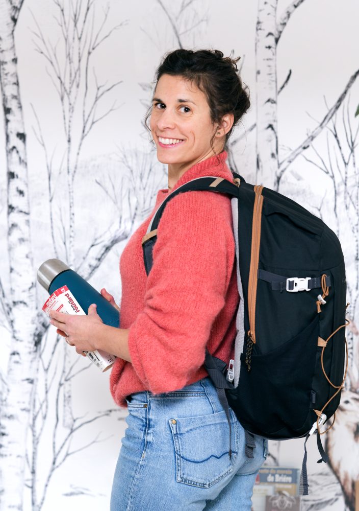 photographie heloise godde illustratrice lifestyle travel avec sac à dos et guide de voyage dans les mains